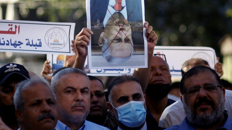 Un manifestante palestino sostiene una imagen tachada de Benjamin Netanyahu, durante una protesta por una marcha de grupos israelíes de extrema derecha en la Ciudad Vieja de Jerusalén. REUTERS / Mohammed Salem