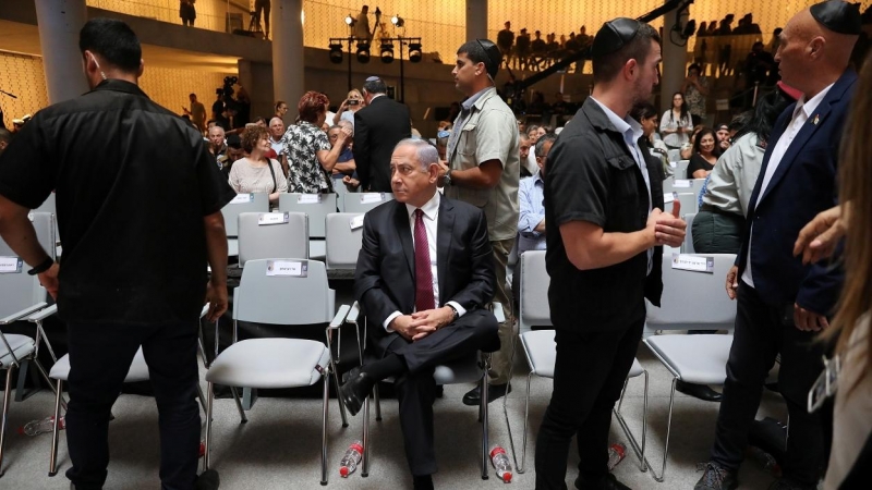 Benjamin Netanyahu asiste a una ceremonia en memoria de los soldados que cayeron en el conflicto entre la Franja de Gaza e Israel de 2014, en el Salón del Recuerdo del cementerio militar del Monte Herzl en Jerusalén. REUTERS/Abir Sultan/Pool