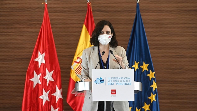 La presidenta de la Comunidad de Madrid, Isabel Díaz Ayuso, ofrece un discurso durante el Primer Encuentro Internacional sobre la covid-19, celebrado este miércoles en el hospital público Enfermera Isabel Zendal, un evento que pretende tratar las estrateg