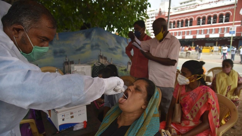 Personal sanitario realiza test para detectar el coronavirus en la estación de tren de Chennai.