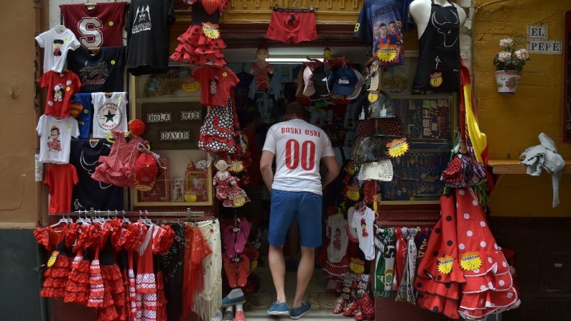Un aficionado polaco entra en una tienda de souvenirs en Sevilla en los días previas al partido entre España y Polonia de la Eurocopa de fútbol.