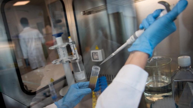 Fotografía de archivo de biólogos de un laboratorio francés en Nantes que trabaja en el desarrollo de una vacuna contra la covid.