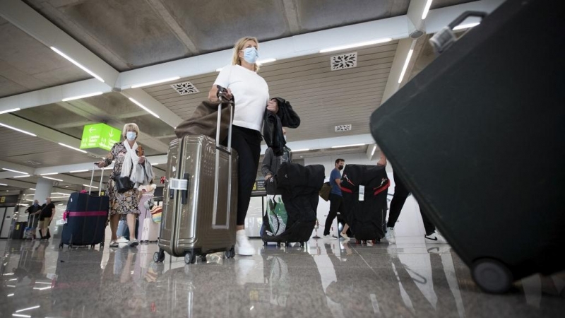 Turistas en el aeropuerto de Palma de Mallorca.