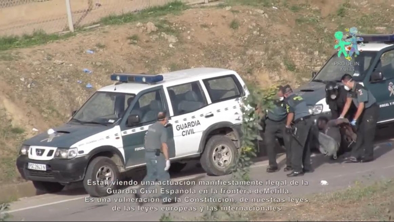 Imagen de la devolución en caliente de Doumbe Nnabuchi, esposado de pies y manos, en Melilla en 2014.