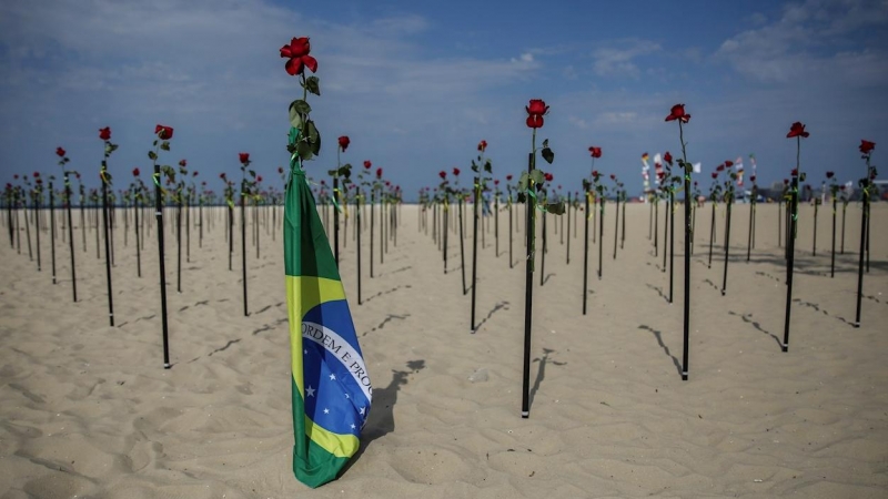 Cientos de rosas rojas en la emblemática playa de Copacabana, en Río de Janeiro, en memoria de las 500.000 personas fallecidas por la covid-19 en Brasil.