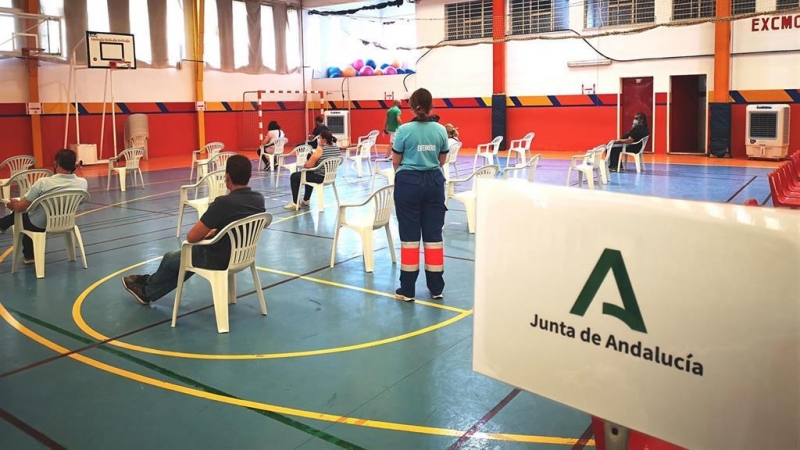 Punto de vacunación en el polideportivo El Fuerte de Ronda.