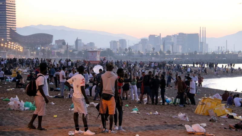 Imatge de la platja de Sant Sebastià als volts de les sis del matí el 24 de juny de 2021.