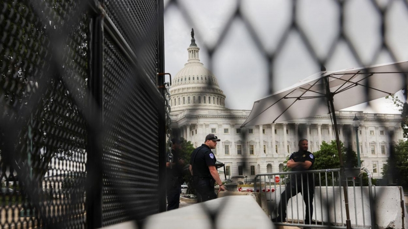 Imagen del Capitolio de Estados Unidos custodiado por varios guardias de seguridad.