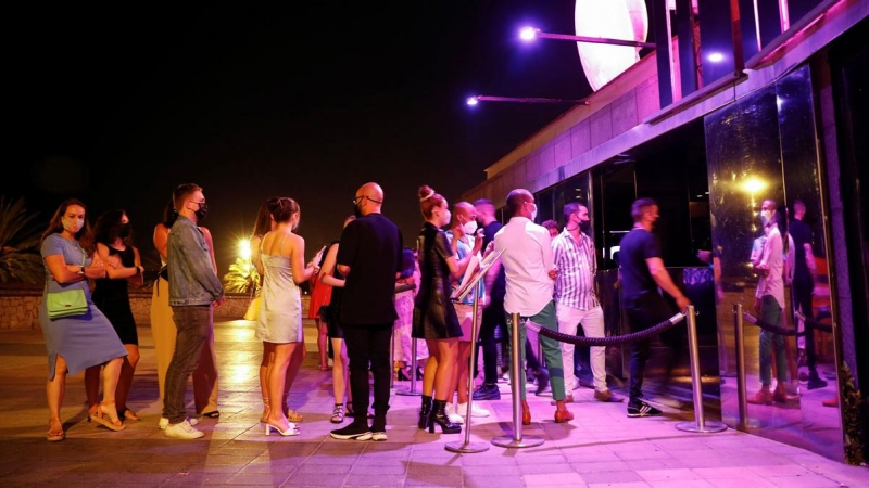 Un grupo de personas hace cola para entrar en una discoteca en Barcelona el pasado día 20.