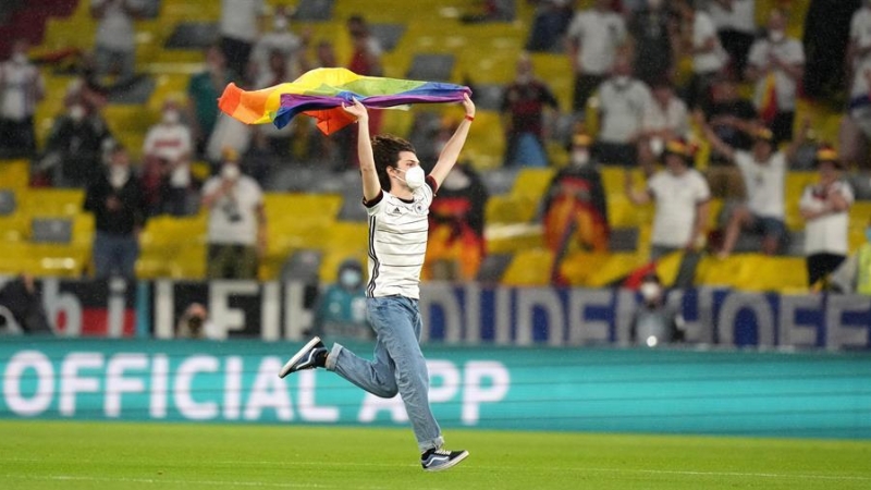 Un activista con la bandera LGTBI salta al césped del Allianz Arena durante el himno de Hungría