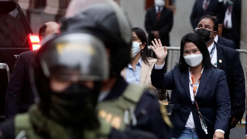 La candidata derechista, Keiko Fujimori, tras abandonar el juzgado donde fue interrogada por presunto lavado de dinero.