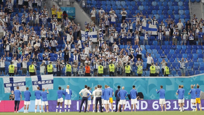 Los jugadores de la selección de Finlandia saludan a los aficionados de su país desplazados a San Petersburgo.