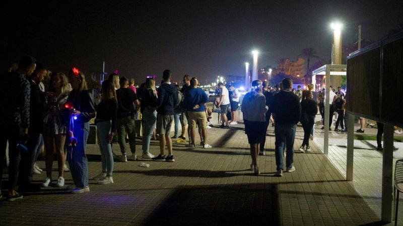 Varios grupos de jóvenes por la noche en Palma de Mallorca. Fotografía del 6 de junio.