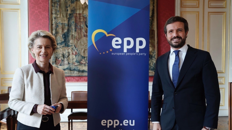 El líder del PP, Pablo Casado, con la presidenta de la Comisión Europea, Ursula von der Leyen, en Bruselas.