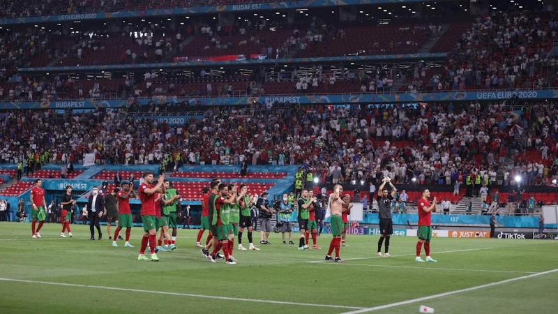 Los jugadores de Portugal saludan a los aficionados desplazados al estadio de Budapest, tras finalizar el partido de la Eurocopa contra Francia este miércoles 23 de junio de 2021.