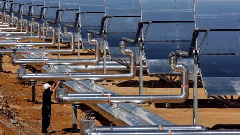 Un operario trabaja en una planta solar en una foto de archivo de 2009.