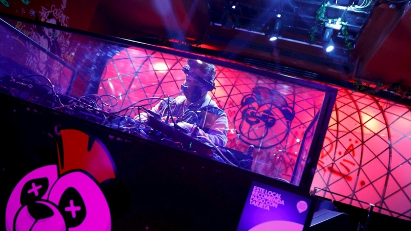 Un DJ pincha música en el interior de una discoteca este lunes en Madrid.
