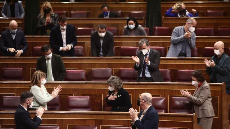 18/03/2021.- Miembros del grupo socialista aplauden a la diputada y secretaria ejecutiva de Sanidad y Consumo del PSOE, María Luisa Carcedo, tras su intervención durante la sesión plenaria en la que se aprobó Ley Orgánica de regulación de la eutanasia. E.