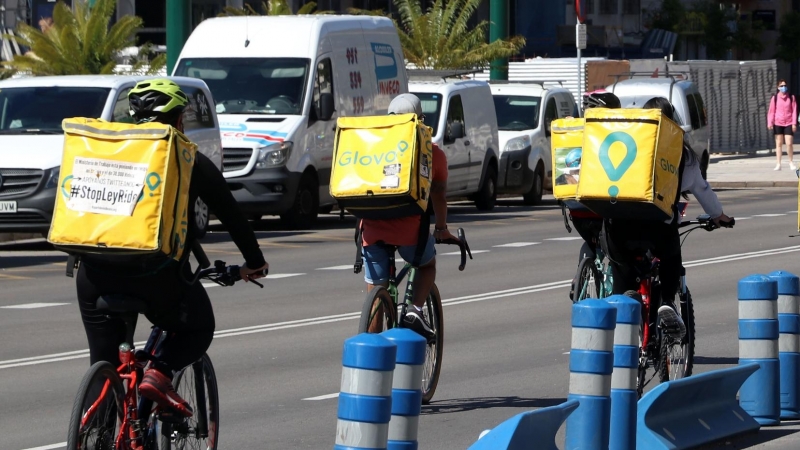 Varios repartidores de plataformas digitales se manifiestan en contra de la nueva ley 'Riders' aprobada por el Consejo de ministros en Málaga, Andalucía.
