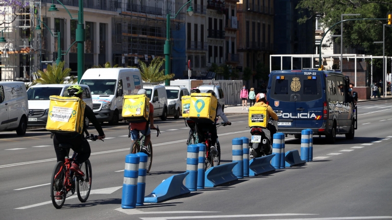 Varios repartidores de plataformas digitales se manifiestan en contra de la nueva ley 'Riders' aprobada por el Consejo de ministros en Málaga, Andalucía.