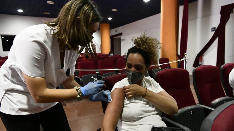 Una mujer recibe la vacuna contra la covid-19, a 23 de junio de 2021, en Ceuta.