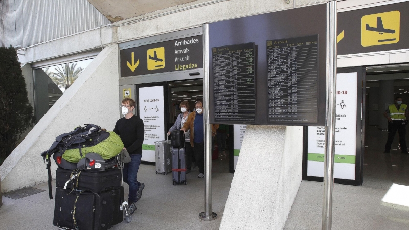 Viajeros internacionales a su llegada al aeropuerto de Palma de Mallorca, Islas Baleares.