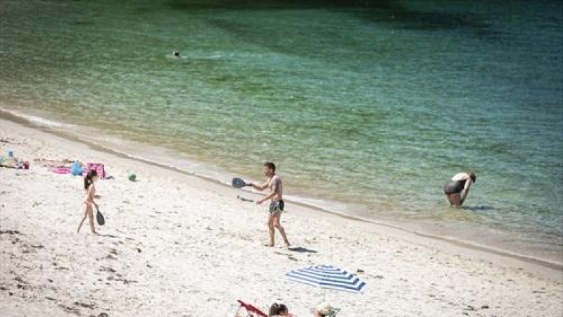 Varias personas se bañan y toman el sol en una playa del municipio de Marín, a 5 de junio de 2021, en Marín, Pontevedra, Galicia.