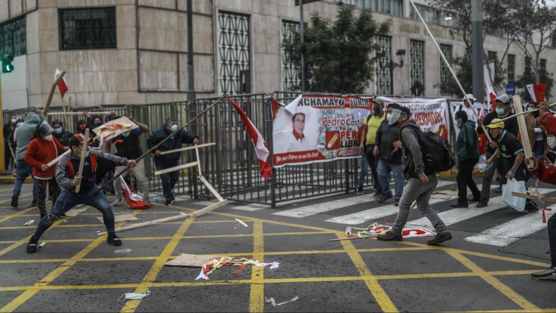 Miembros del grupo fujimorista denominado 'La Resistencia' se enfrentó a los simpatizantes de Pedro Castillo a las afueras del Jurado Nacional de Elecciones.
