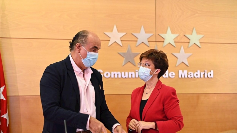 El viceconsejero de Salud Pública y Plan COVID-19 de la Comunidad de Madrid, Antonio Zapatero, conversa con la directora general de Salud Pública, Elena Andradas.