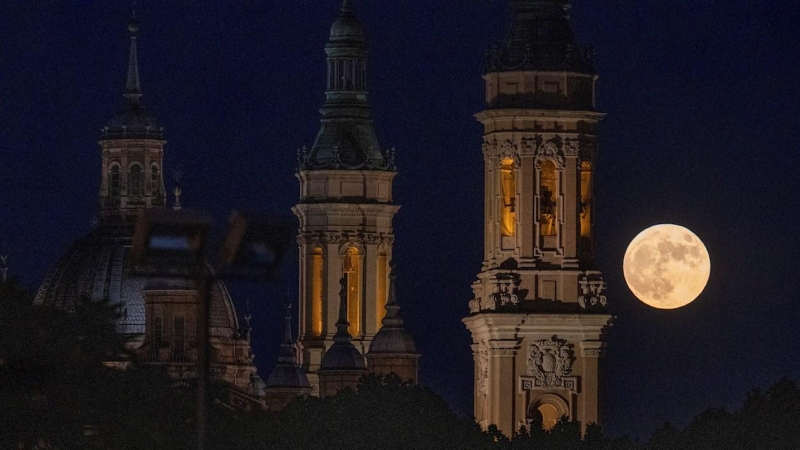 Última superluna de 2021 vista sobre Zaragoza, y debido a la posición del satélite respecto a la Tierra su apreciación es diferente: más grande y más brillante.