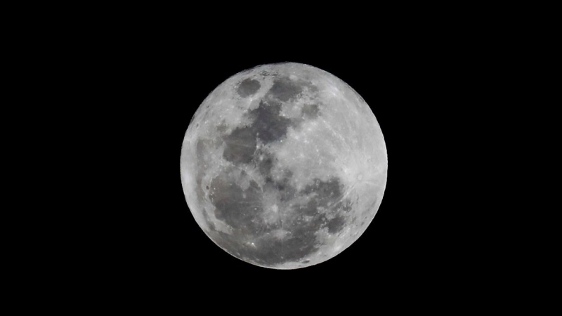 Fotografía hoy de la luna llena durante un partido entre Bolivia y Uruguay por el grupo A de la Copa América en el estadio Arena Pantanal en Cuiabá (Brasil).