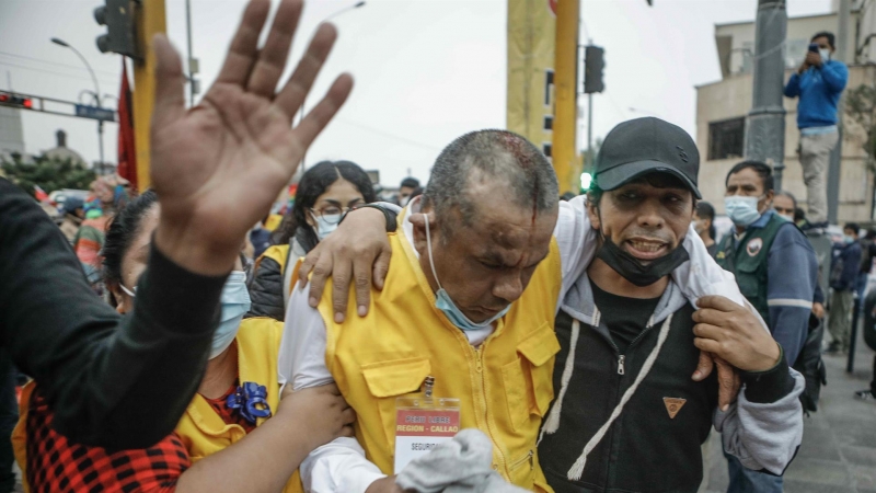 Miembros del grupo fujimorista denominado 'La Resistencia' se enfrentó a los simpatizantes de Pedro Castillo a las afueras del Jurado Nacional de Elecciones.