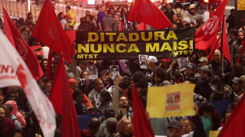 Manifestación en São Paulo (agosto de 2019) contra el apoyo del presidente Jair Bolsonaro al régimen militar que gobernó Brasil etre 1964 y 1985.
