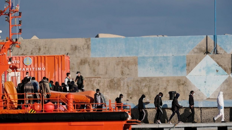 Un buque se Salvamento Marítimo desembarca a  54 personas rescatadas cerca de Fuerteventura, el 16 de junio.