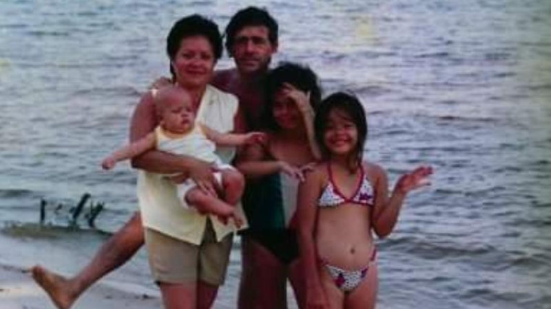 José Antonio y Simely, junto a tres de sus hijos, en una playa del río Orinoco.