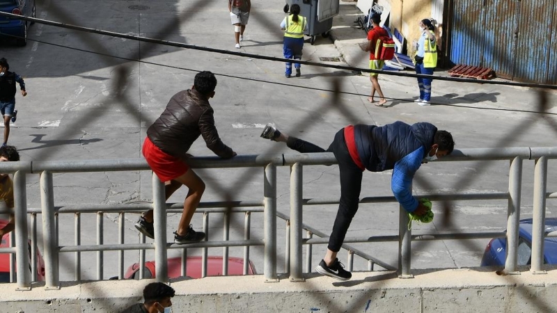 Varios menores se escapan de las naves del Tarajal, a 24 de junio de 2021, en Ceuta (España).