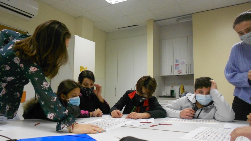 Alumnes participant en un taller de Des de la Mina, dinamitzat per la Plataforma d’Educació Social (PES) Salesians Sant Jordi