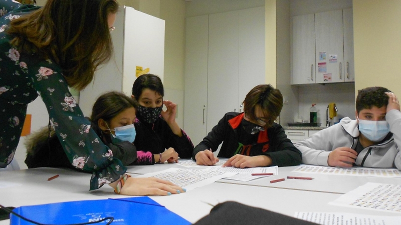 Alumnes participant en un taller de Des de la Mina, dinamitzat per la Plataforma d’Educació Social (PES) Salesians Sant Jordi