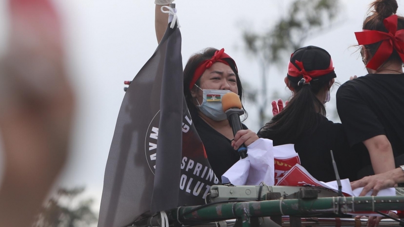 Una manifestante muestra un saludo de tres dedos durante una protesta cerca de Taipei