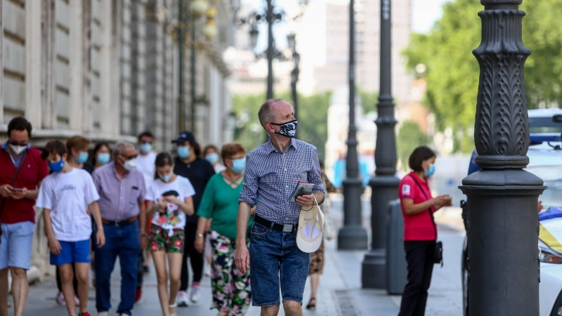 Varias personas pasean con mascarilla durante el último día de la obligatoriedad de mascarillas en exteriores, este viernes en Madrid. - EUROPA PRESS