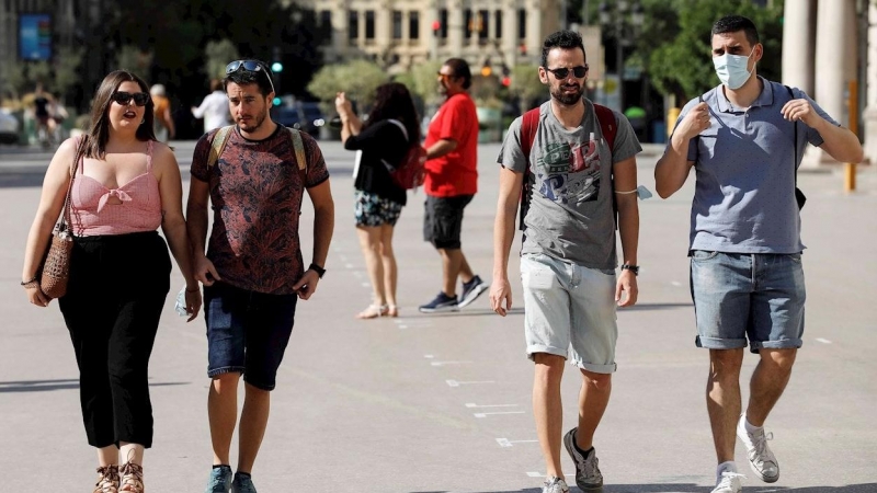 Varias personas sin mascarilla por el centro de València este sábado. - EFE