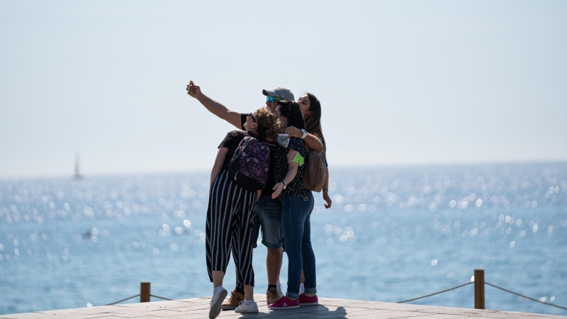 Un grupo de personas se hace un 'selfie', durante el primer día en el que no es obligado el uso de la mascarilla en exteriores - EUROPA PRESS