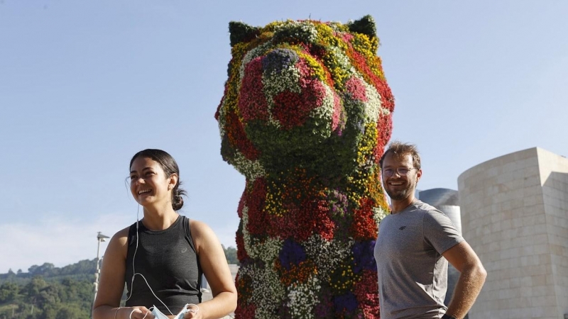 Dos personas hacen deporte sin mascarilla este sábado junto al Museo Guggeheim de Bilbao. - EFE