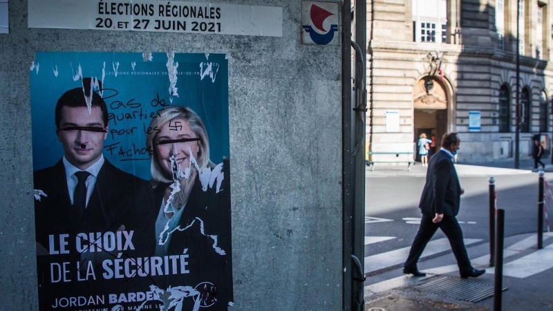 La ultraderechista Marine Le Pen y el candidato Jordan Bardella, en un cartel electoral de la Agrupación Nacional en París.