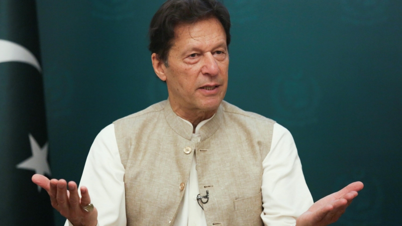 Imagen de archivo del primer ministro de Pakistán, Imran Jan durante una entrevista, en Islamabad. - Reuters