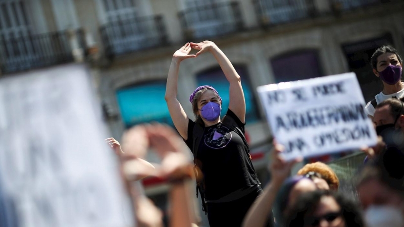 Centeneras de personas pertenecientes a organizaciones feministas se concentran este sábado en la Puerta del Sol de Madrid pedir 'el cumplimiento íntegro de la agenda feminista y la paralización y derogación de las leyes trans'.