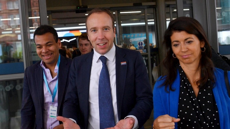 El ministro de Sanidad de Gran Bretaña, Matt Hancock, y su asistente Gina Coladangelo, en la Conferencia del Partido Conservador en Manchester, Gran Bretaña, el 29 de septiembre de 2019.