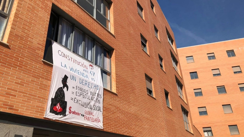 Una pancarta que denuncia l'assetjament immobiliari de Témpore Properties, a Castelló.