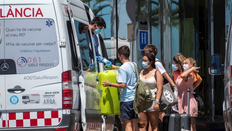 Trasladan a estudiantes al Hotel Palma Bellver, el hotel covid donde se alojan algunos de los estudiantes que vinieron a Mallorca en viaje de estudios y que han tenido contacto con positivos, este domingo.