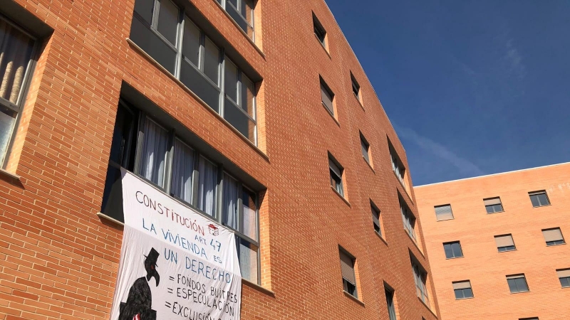 Una pancarta por el derecho a la vivienda en Castelló.